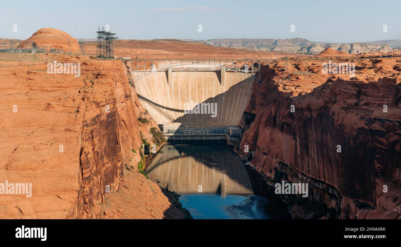Glen Canyon Dam si affaccia, panorama. La diga si trova a Page, Arizona, a pochi chilometri a sud del confine con lo Utah Foto Stock