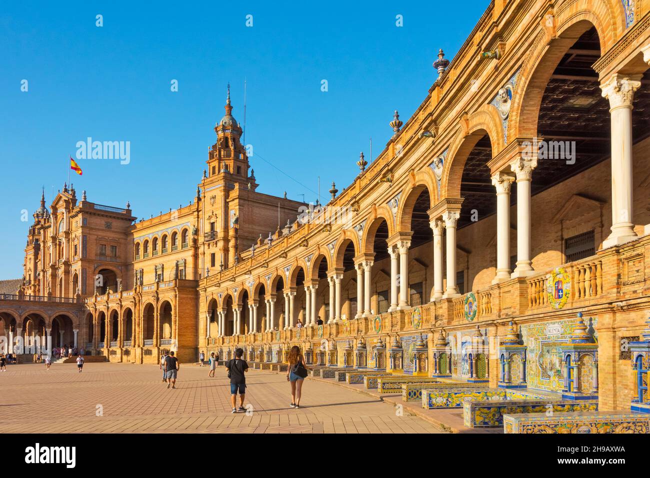 Alcova piastrellata che rappresenta ciascuna una provincia diversa della Spagna lungo le mura di Plaza de Espana, Siviglia, Provincia di Siviglia, Andalusia Autonomous Commu Foto Stock