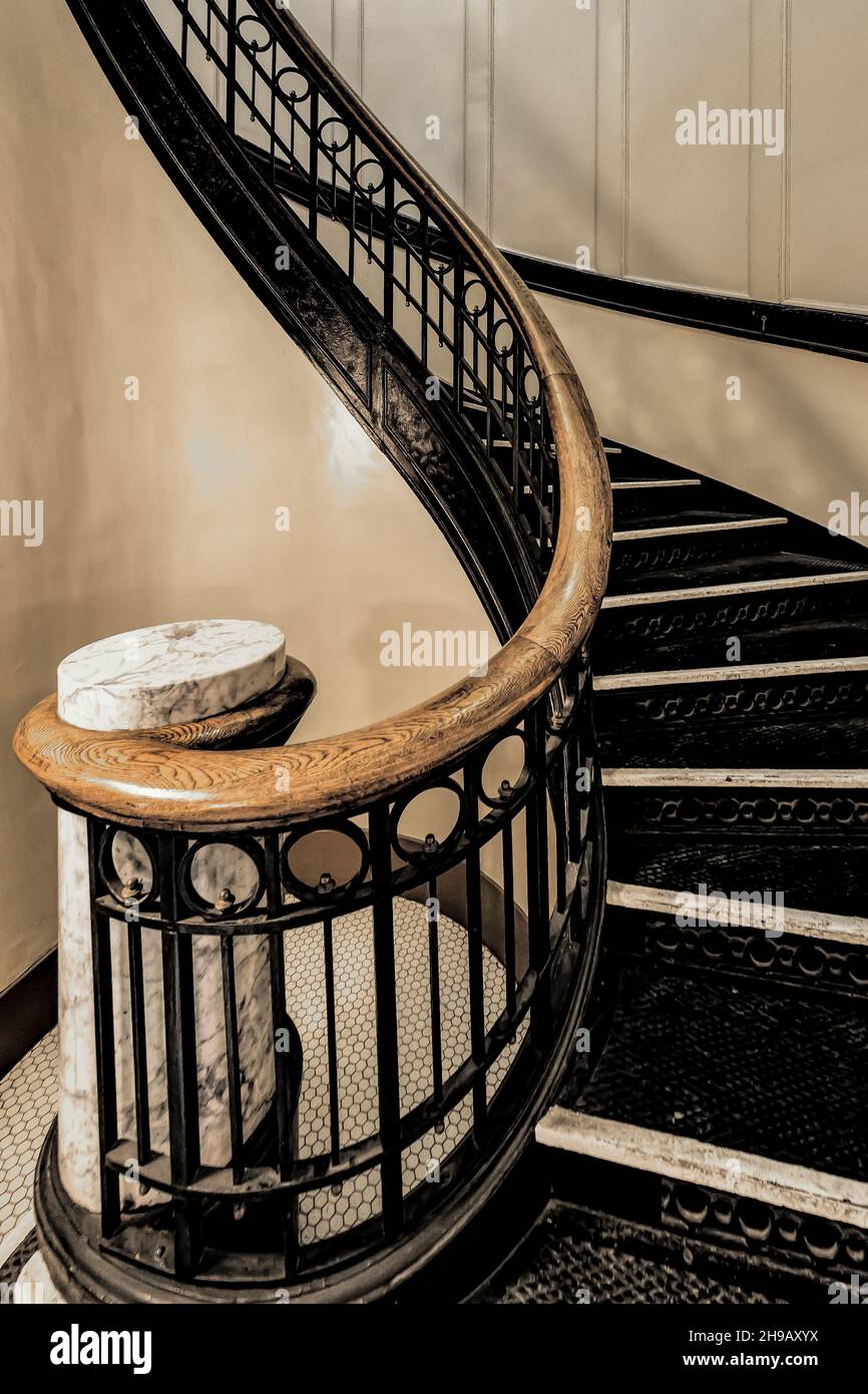 Grande scala a chiocciola nel Pacific County Courthouse, South Bend, Washington state, USA Foto Stock
