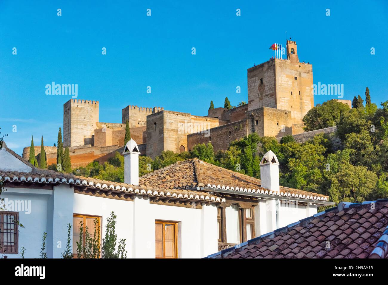 Torri fortezza dell'Alhambra con case in Albaicin, il vecchio quartiere arabo, Granada, Provincia di Granada, Comunità autonoma dell'Andalusia, Spagna Foto Stock