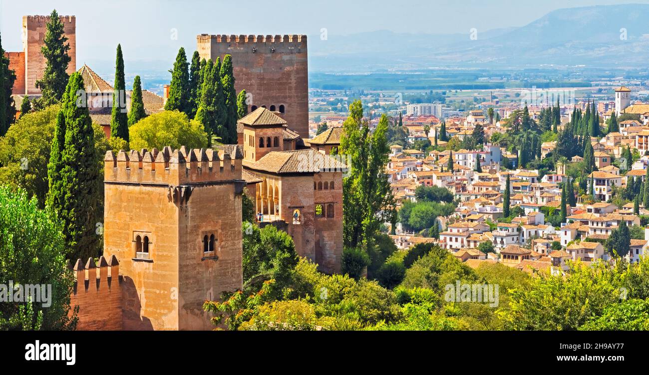L'Alcazaba, torre fortezza dell'Alhambra, che domina il paesaggio urbano di Granada, provincia di Granada, Comunità Autonoma Andalusia, Spagna Foto Stock