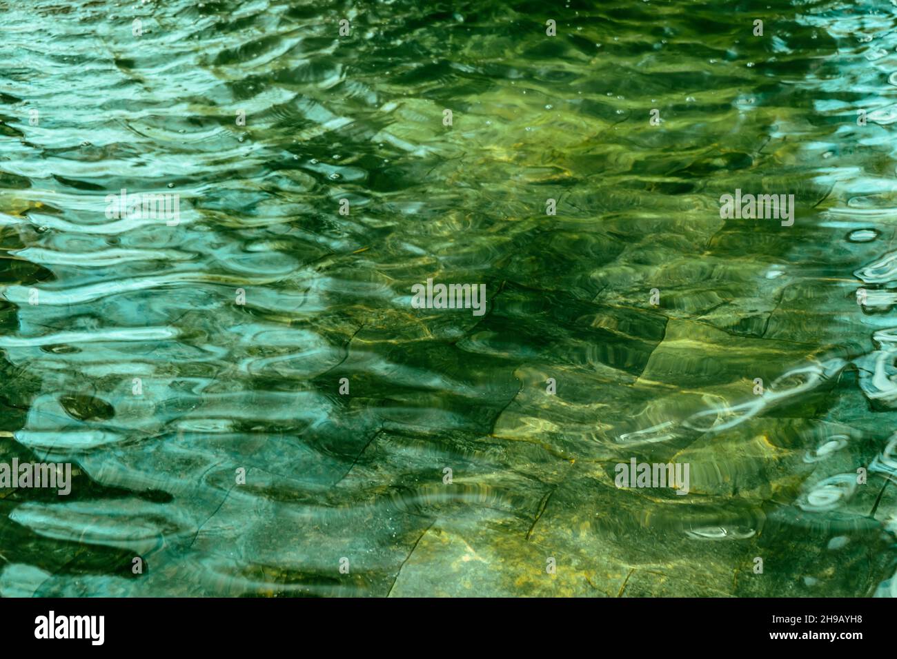 L'abstract increspa la texture sull'acqua di una piscina Foto Stock