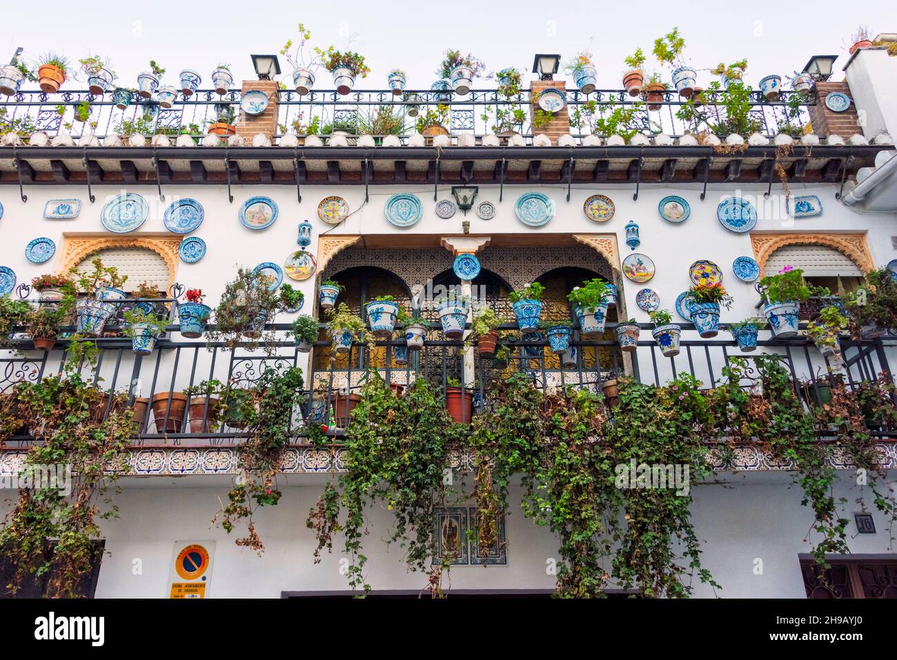 Casa araba decorata con vasi di fiori e piatti colorati, Granada, Provincia di Granada, Andalusia Comunità autonoma, Spagna Foto Stock