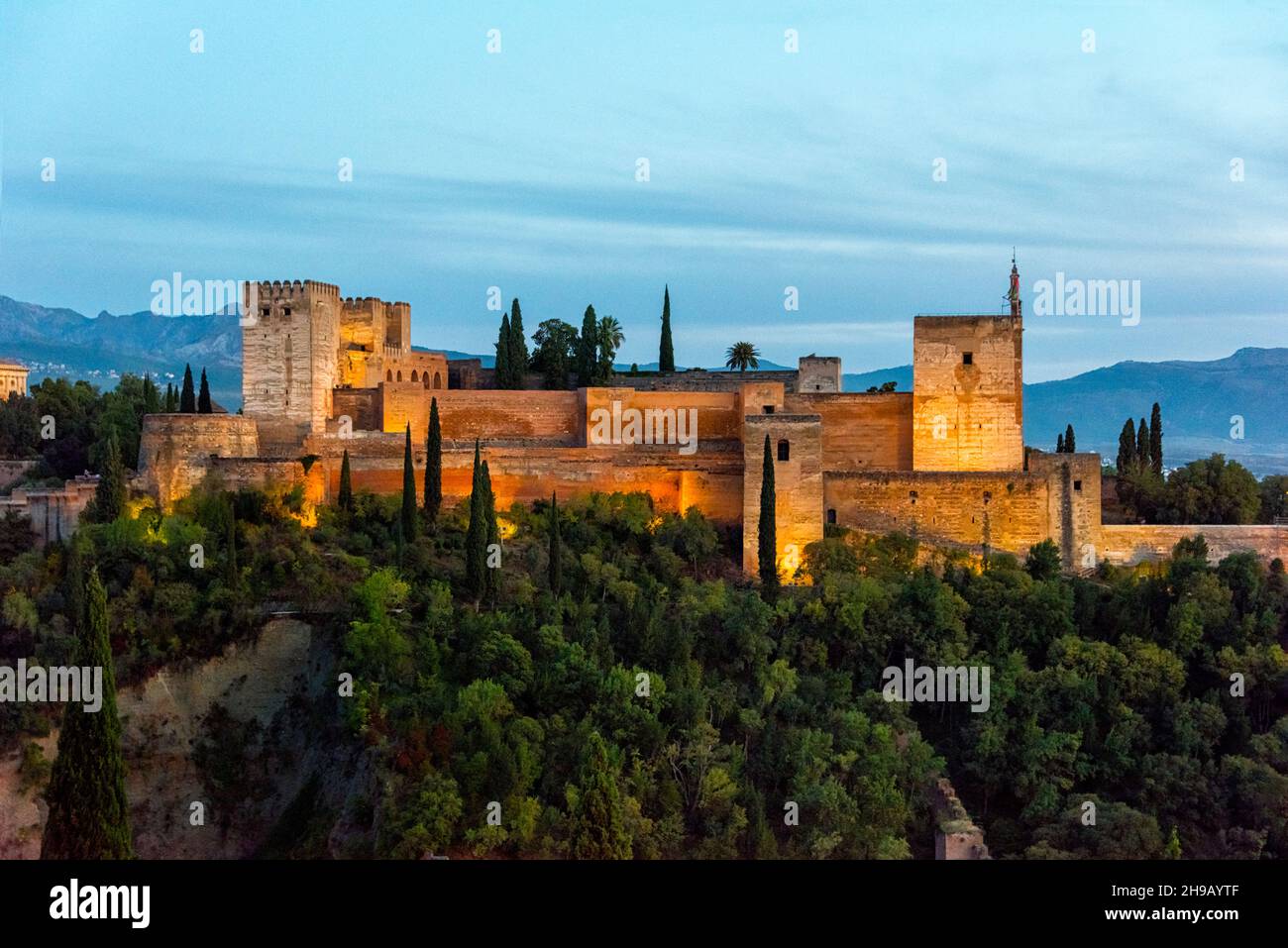 Palazzo dell'Alhambra e complesso fortificato al crepuscolo, Granada, Provincia di Granada, Comunità autonoma dell'Andalusia, Spagna Foto Stock