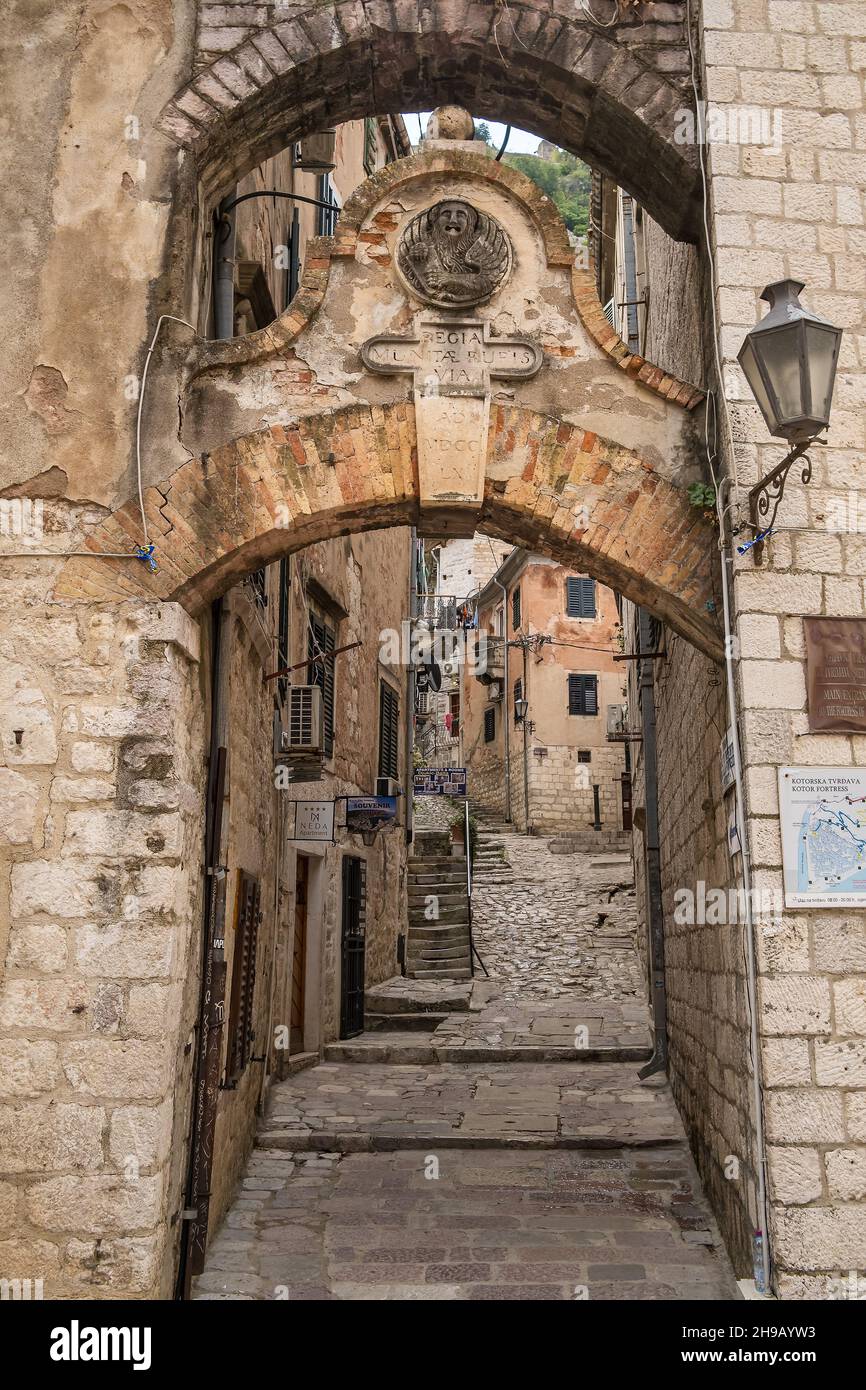 Arco medievale nel centro storico di Kotor, Montenegro Foto Stock