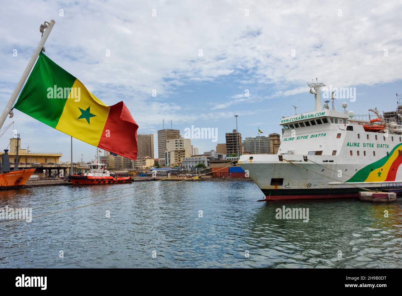 Bandiera nazionale con nave nel porto, Dakar, Senegal Foto Stock