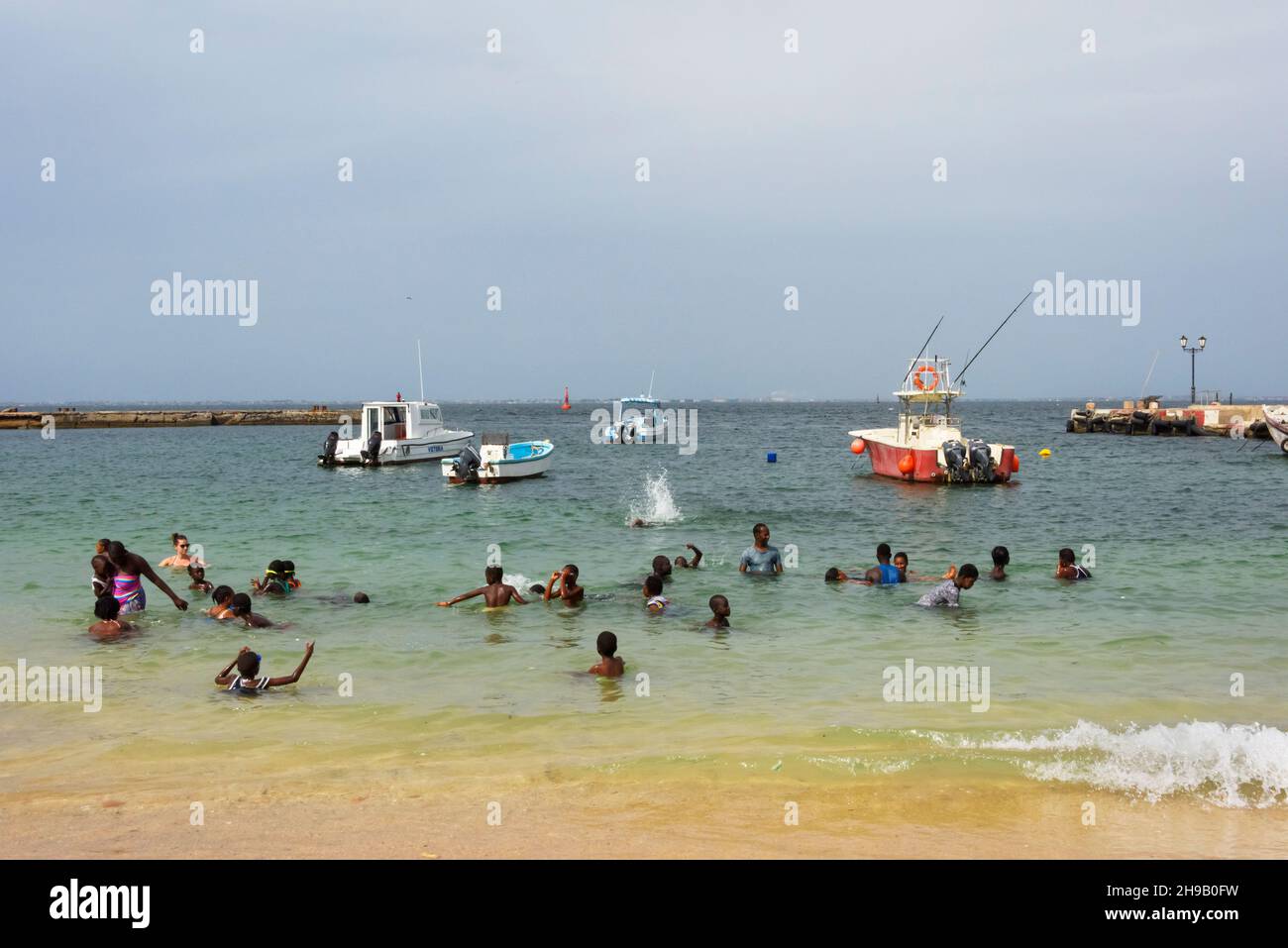 Barca da pesca nell'oceano e la spiaggia sull'isola di Goree, sito patrimonio dell'umanità dell'UNESCO, Dakar, Senegal Foto Stock