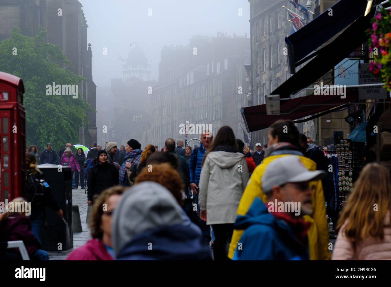 La folla estiva a Edimburgo Foto Stock