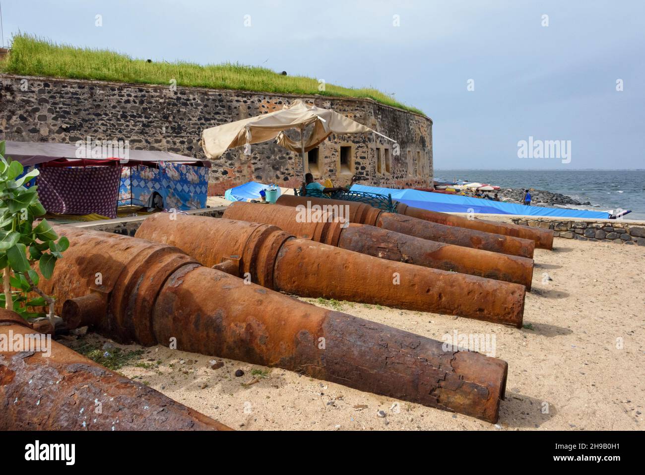 Cannone e castello sull'isola di Goree, sito patrimonio dell'umanità dell'UNESCO, Dakar, Senegal Foto Stock