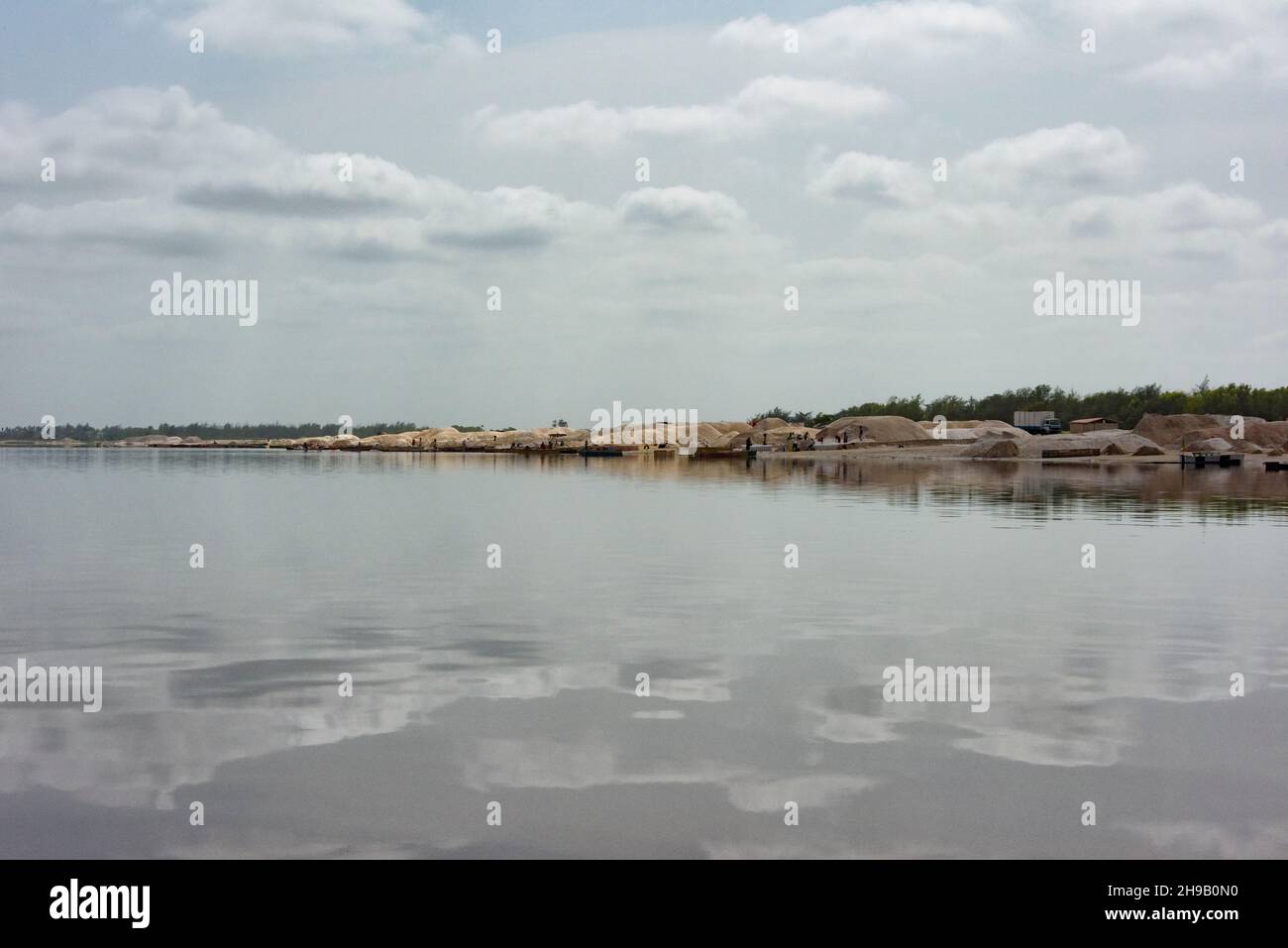 Raccolti salini sul lago Retba (Lago Rosa), patrimonio dell'umanità dell'UNESCO, penisola di Cap Vert, Senegal Foto Stock