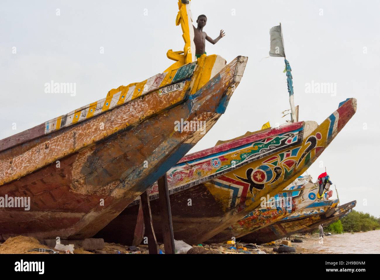 Barche colorate sulla riva del fiume Senegal, Saint-Louis, Senegal Foto Stock