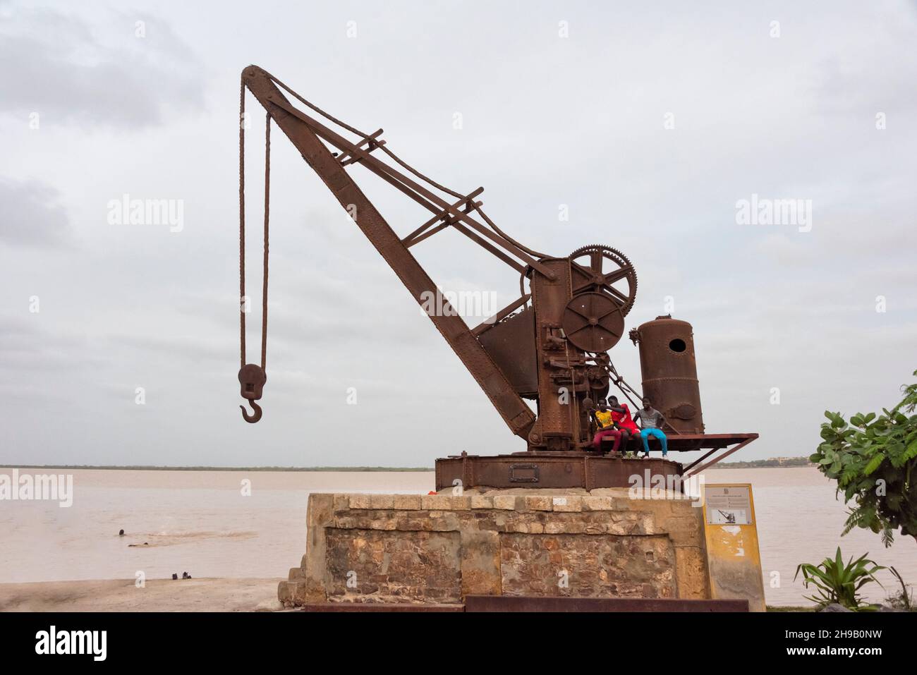 Vecchia gru a vapore francese da 20 tonnellate sul molo, Saint-Louis, Senegal Foto Stock