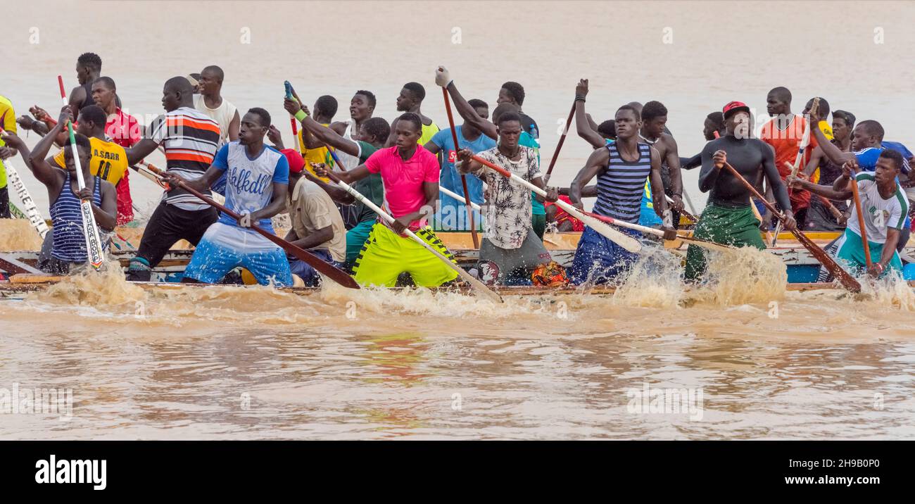 Corsa in canoa (uno sport indigeno del Senegal) sul fiume Senegal, Saint-Louis, Senegal Foto Stock