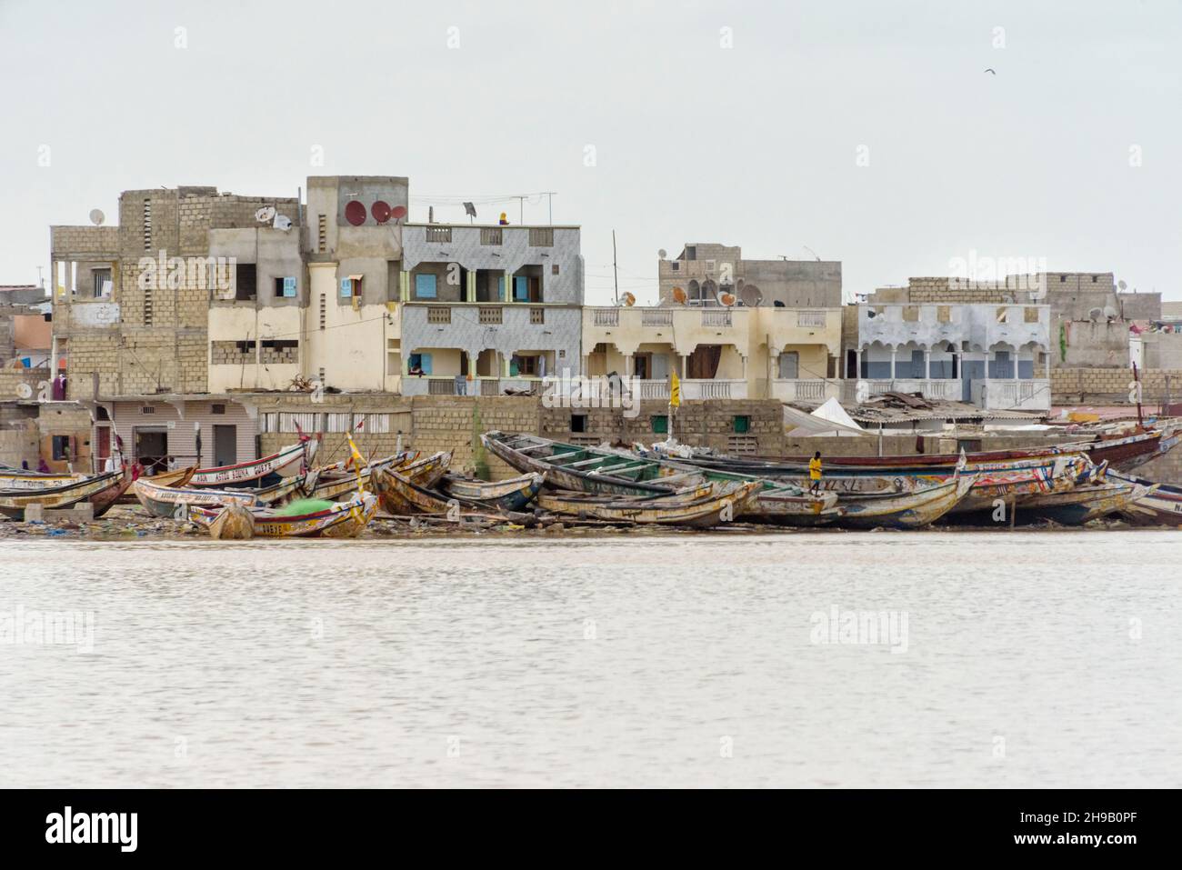 Edifici e barche sulla riva del fiume Senegal, Saint-Louis, Senegal Foto Stock