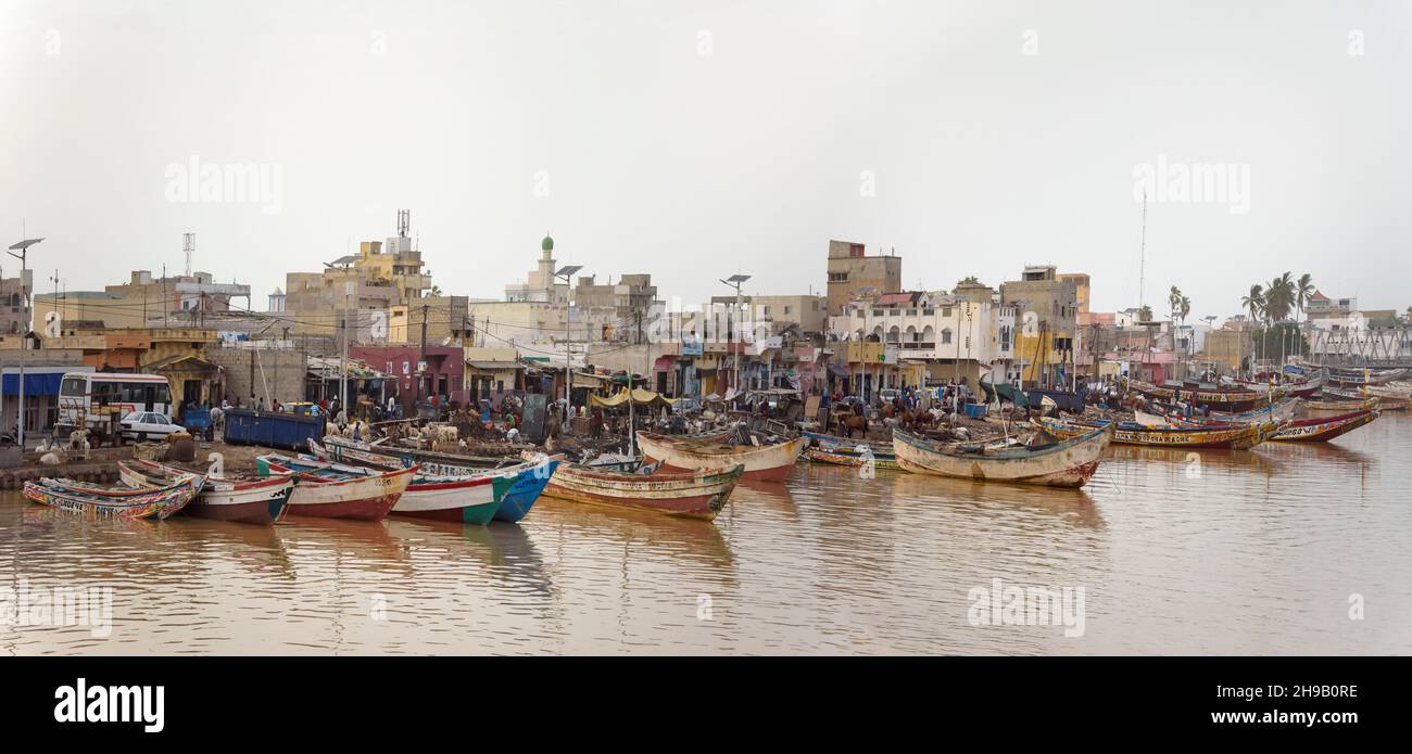 Barche colorate sul fiume Senegal, Saint-Louis, Senegal Foto Stock