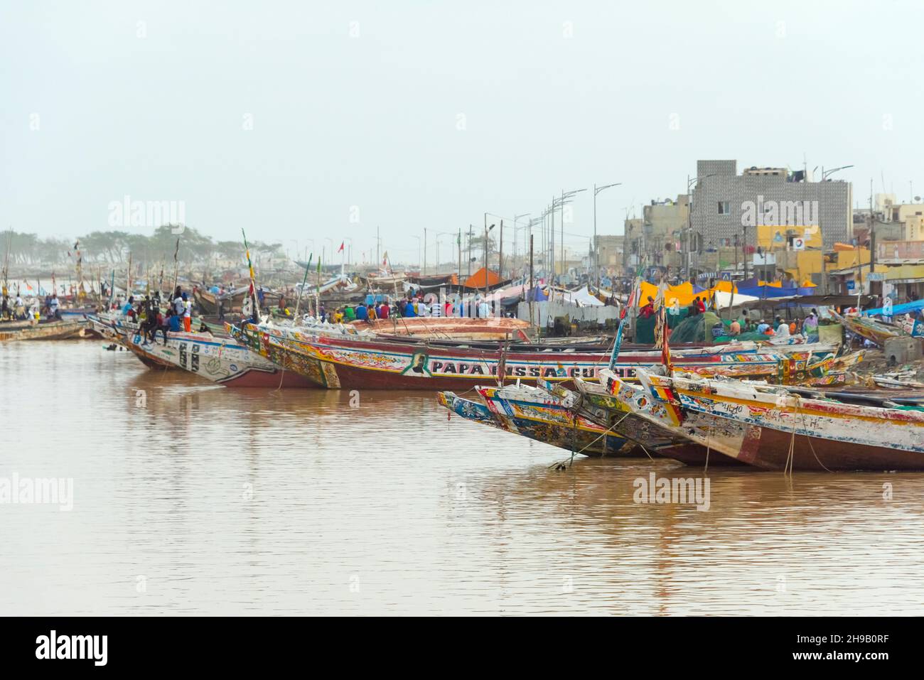 Barche colorate sul fiume Senegal, Saint-Louis, Senegal Foto Stock