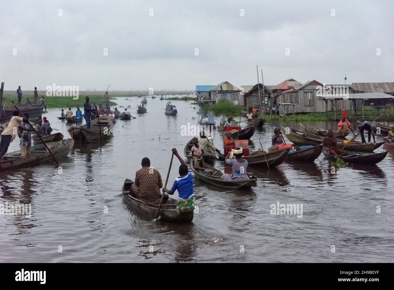 Barche sul lago Nokoue per il mercato di prima mattina, Ganvie, Benin Foto Stock