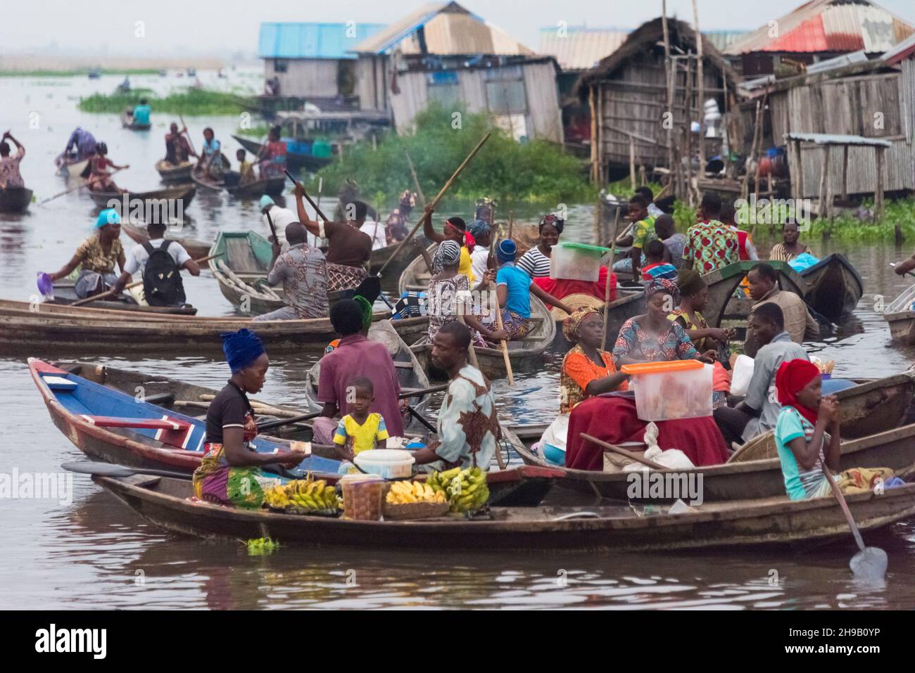 Barche sul lago Nokoue per il mercato di prima mattina, Ganvie, Benin Foto Stock