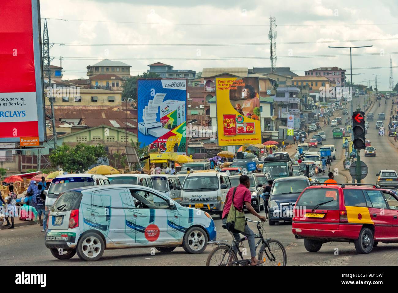 Strada trafficata, Kumasi, Regione Ashanti, Ghana Foto Stock