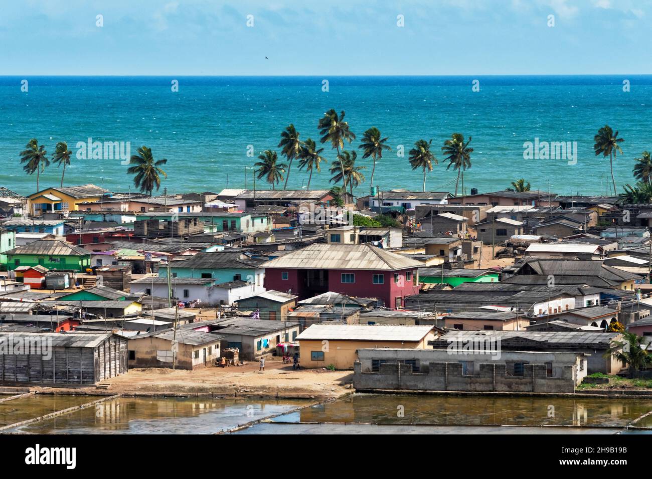 Case lungo la costa a Elmina, Regione Centrale, Ghana Foto Stock