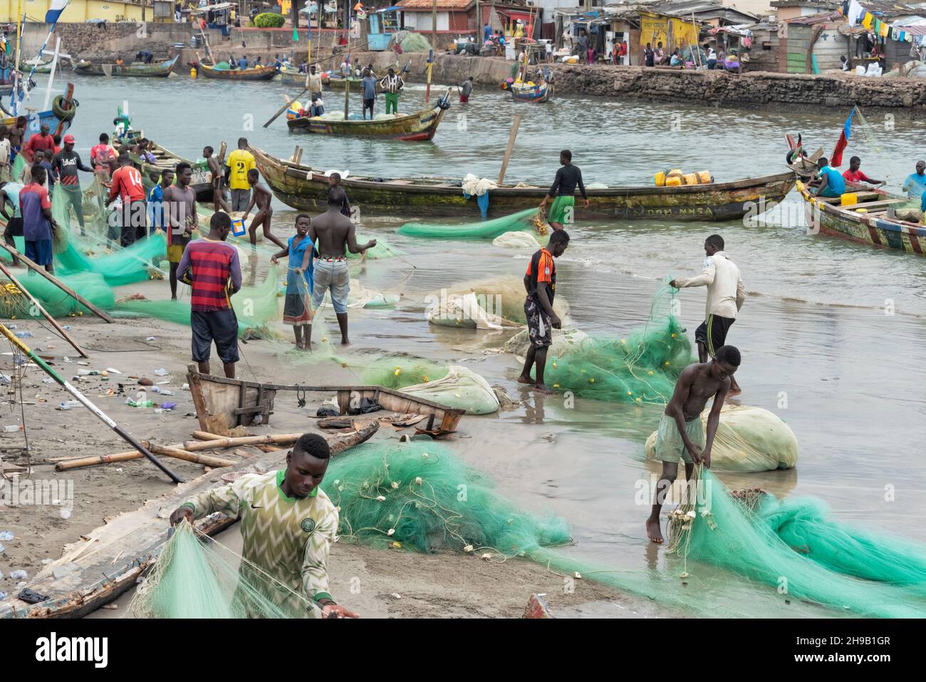Barche da pesca e rete di pesce sulla spiaggia, Elmina, Regione Centrale, Ghana Foto Stock