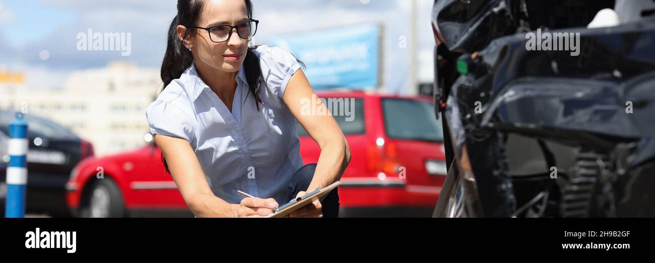 L'agente assicurativo ha registrato l'evento assicurato di incidente d'auto Foto Stock