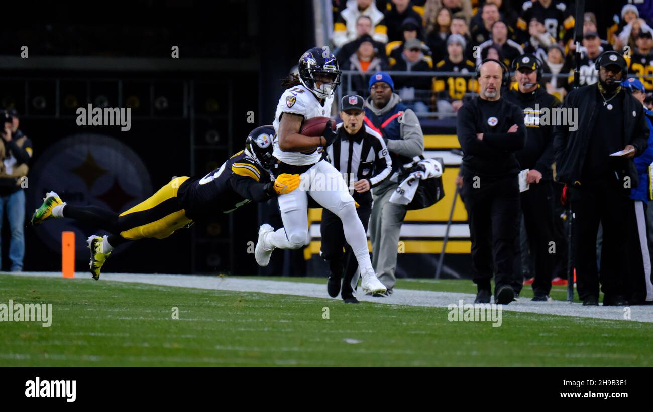 Pittsburgh, Pennsylvania, Stati Uniti. 5 dicembre 2021. Devonta Freeman #33 durante la partita Pittsburgh Steelers vs Baltimore Ravens all'Heinz Field di Pittsburgh, Pennsylvania. Jason Pohuski/CSM/Alamy Live News Foto Stock