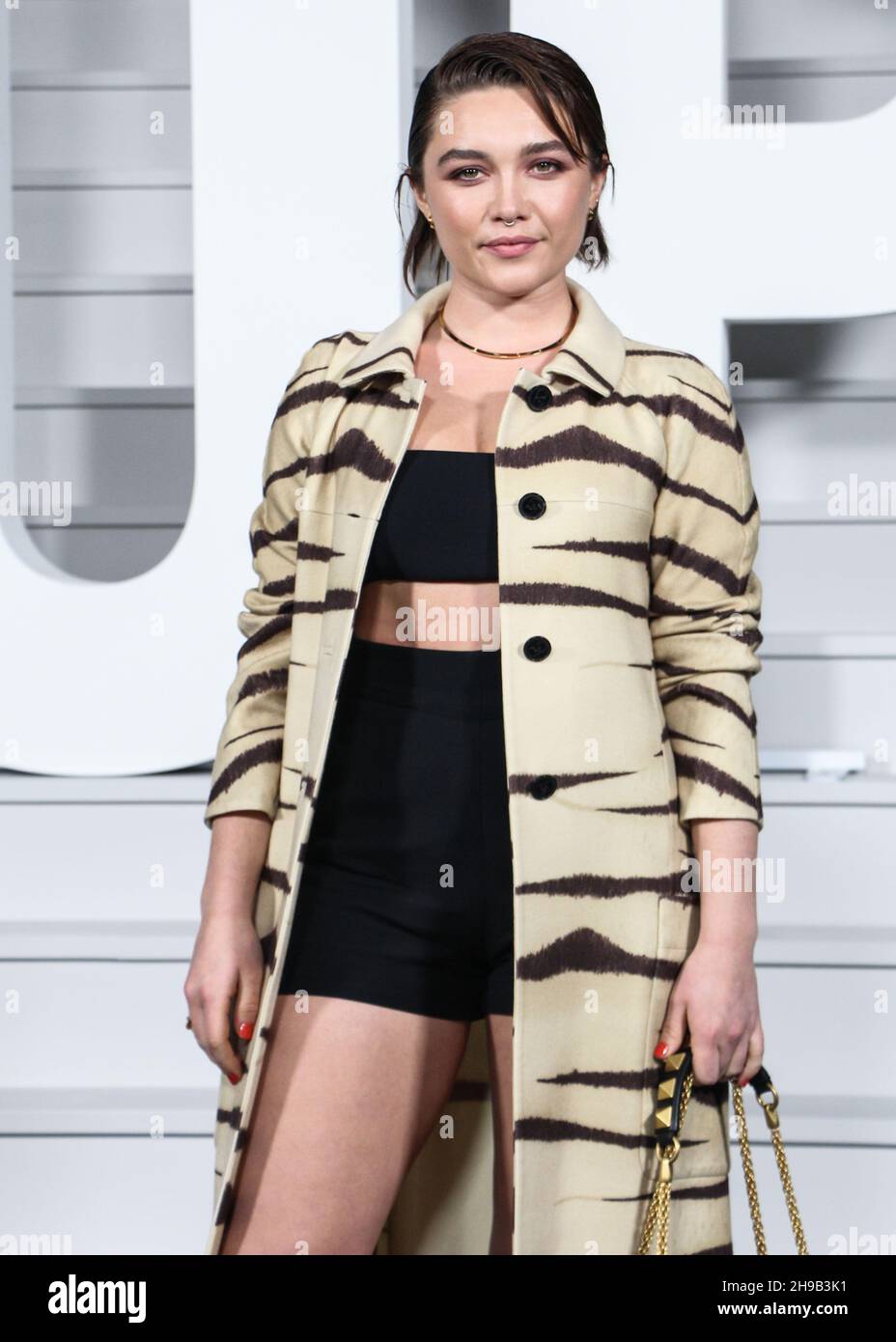 New York City, Stati Uniti. 05 dicembre 2021. MANHATTAN, NEW YORK CITY, NEW YORK, USA - 05 DICEMBRE: L'attrice Florence Pugh indossando un abito di Valentino arriva al World Premiere di Netflix's 'Do't Look Up' tenuto presso il Jazz al Lincoln Center il 5 dicembre 2021 a Manhattan, New York City, New York, Stati Uniti. (Foto di Jordan Hinton/Image Press Agency/Sipa USA) Credit: Sipa USA/Alamy Live News Foto Stock