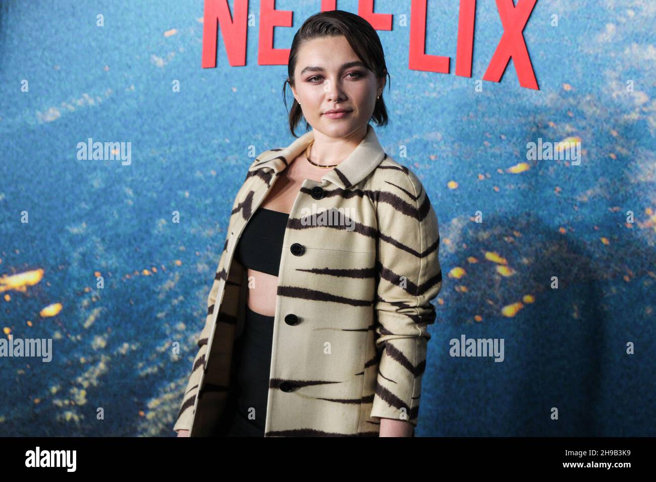 New York City, Stati Uniti. 05 dicembre 2021. MANHATTAN, NEW YORK CITY, NEW YORK, USA - 05 DICEMBRE: L'attrice Florence Pugh indossando un abito di Valentino arriva al World Premiere di Netflix's 'Do't Look Up' tenuto presso il Jazz al Lincoln Center il 5 dicembre 2021 a Manhattan, New York City, New York, Stati Uniti. (Foto di Jordan Hinton/Image Press Agency/Sipa USA) Credit: Sipa USA/Alamy Live News Foto Stock