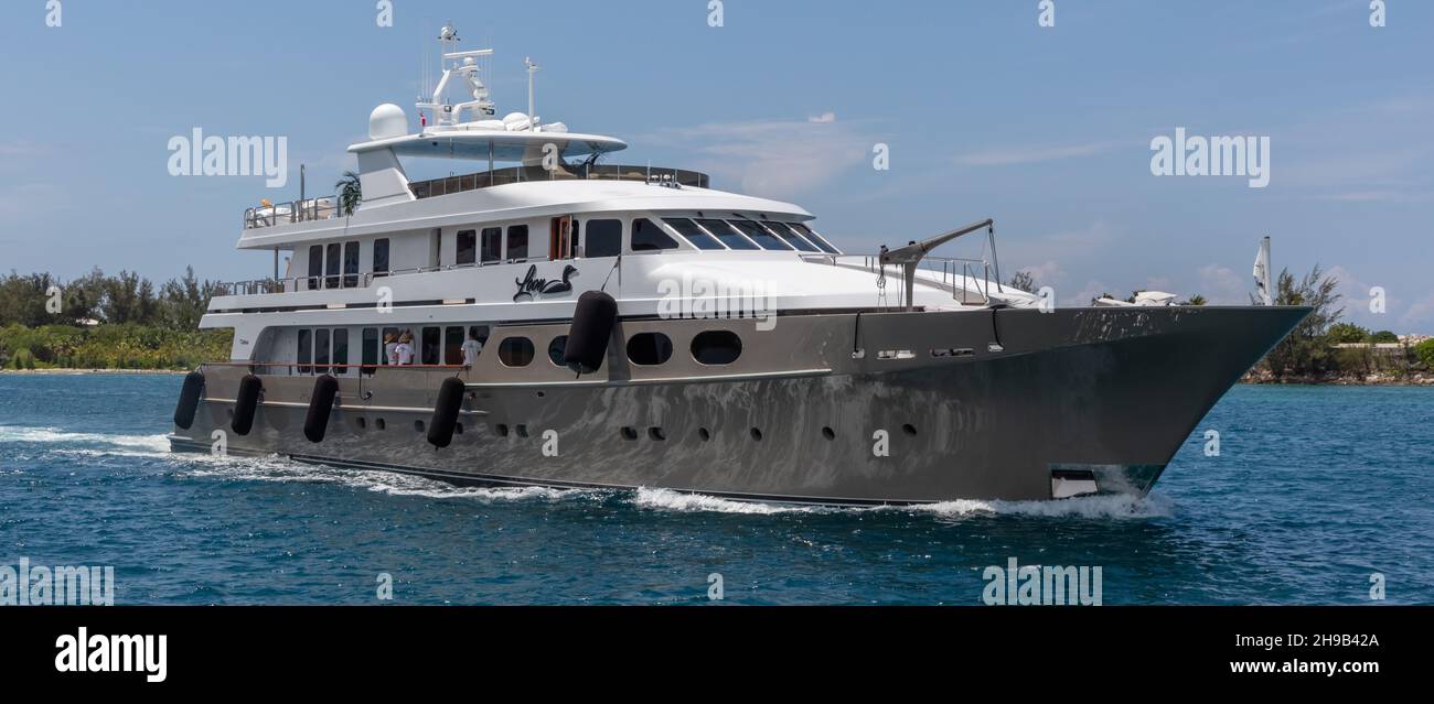 Nassau, Bahamas - 14 maggio 2019: Yacht di lusso Loon vela nel porto di Nassau. Alcuni membri dell'equipaggio su ponti aperti. Acqua turchese in primo piano. SH Foto Stock