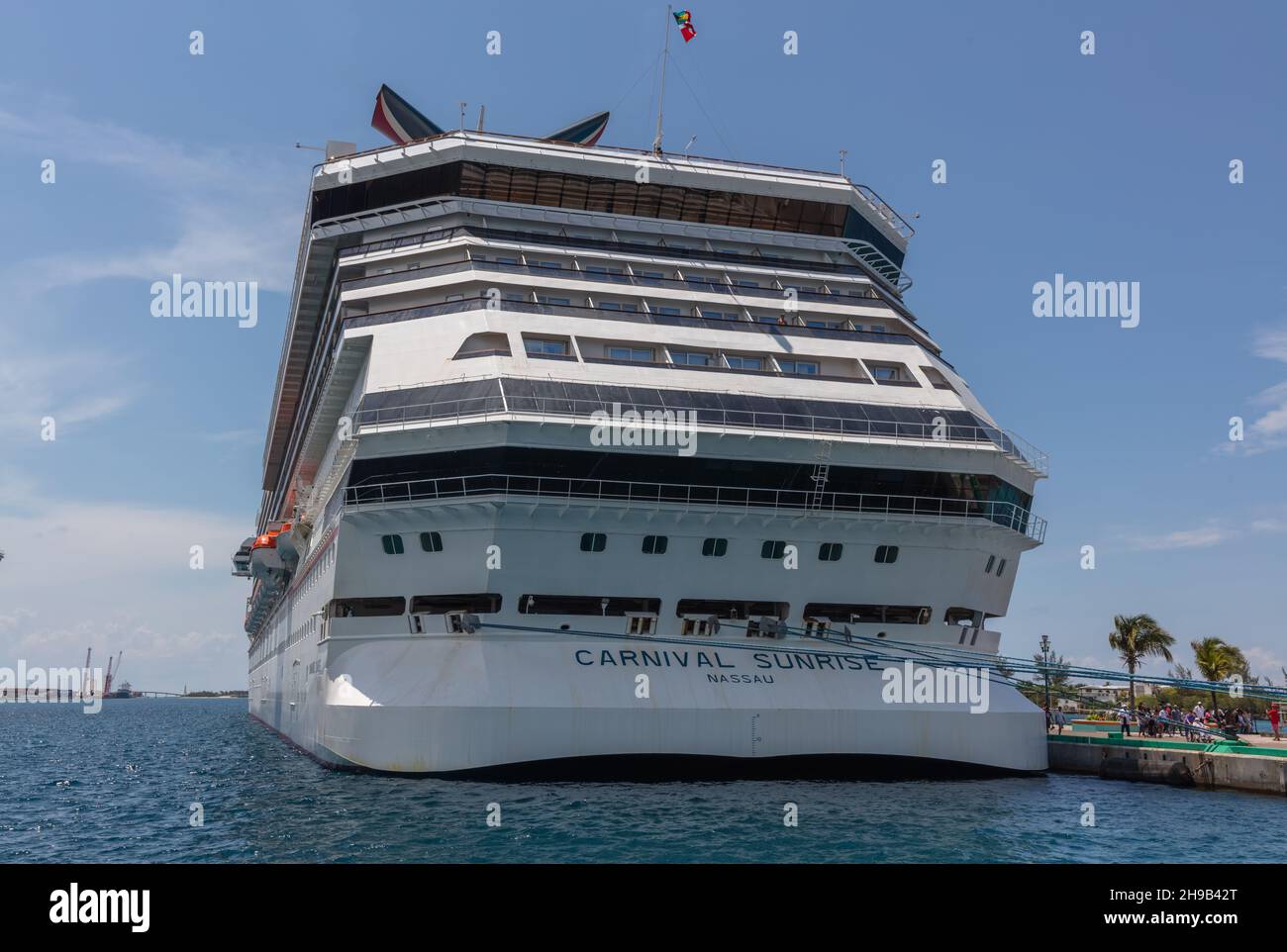Nassau, Bahamas - 14 maggio 2019: Nave da crociera Carnival Sunrise ormeggiata al molo di Prince George. Linee di ormeggio blu che conducono al molo. Punta dell'imbuto Foto Stock