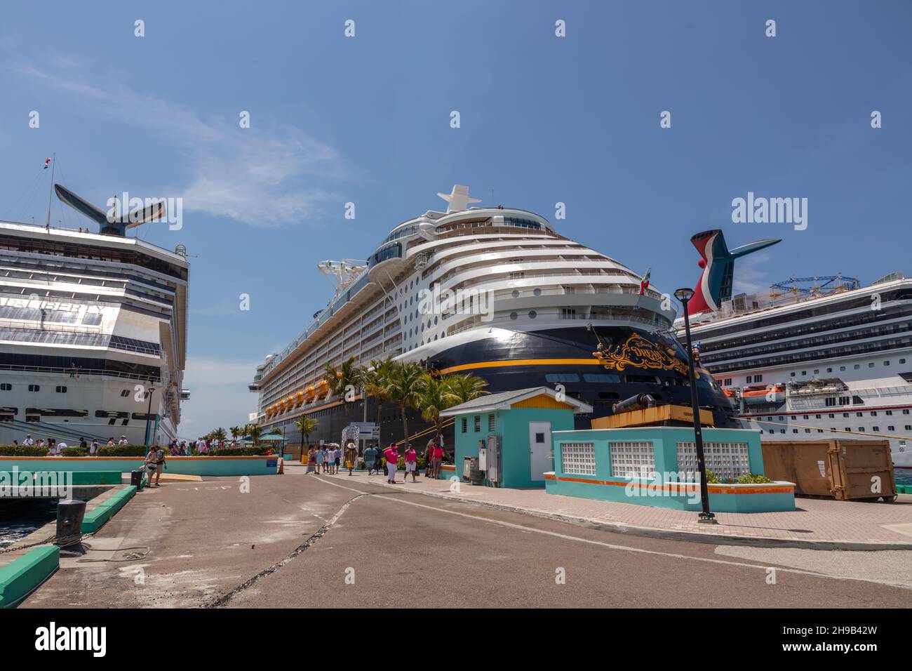 Nassau, Bahamas - 14 maggio 2019: Nave da crociera Disney Dream ormeggiata al molo del Principe George con due navi Carnival Cruise Line su entrambi i lati. Molo nel Foto Stock