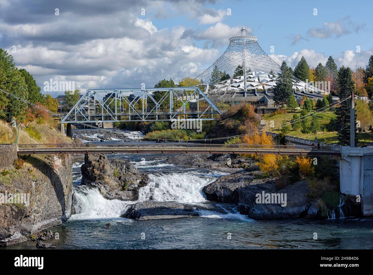 Spokane Falls con il padiglione degli Stati Uniti, Expo'74 e il ponte di ferro, Spokane, Washington state, USA Foto Stock