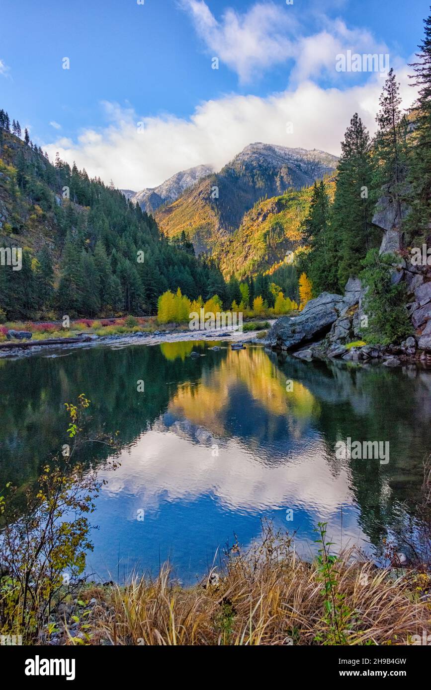 Montagna di fogliame autunnale con riflessione nel fiume Wenatchee, Leavenworth, Washington state, USA Foto Stock