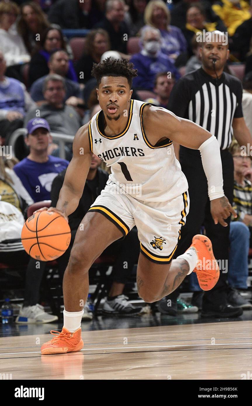 Wichita, Kansas, Stati Uniti. 05 dicembre 2021. I Wichita state Shockers Guard Tyson Etienne (1) guidano al basket durante la NCAA Basketball Game tra i Kansas state Wildcats e i Wichita state Shockers all'Intrust Bank Arena di Wichita, Kansas. Kendall Shaw/CSM/Alamy Live News Foto Stock