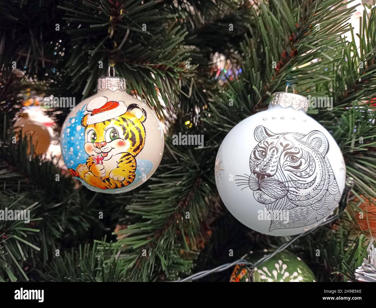 Albero di Natale. Una bella, luminosa palla di vetro sull'albero. Anno della tigre 2022. Foto Stock