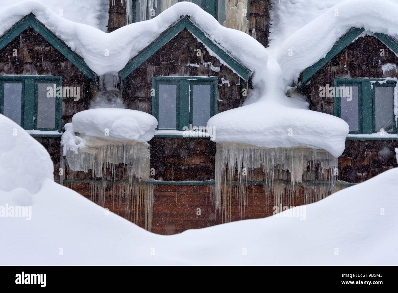 Lodge coperto di neve e ghiaccioli, Lake Louise, Banff National Park, Alberta, Canada Foto Stock