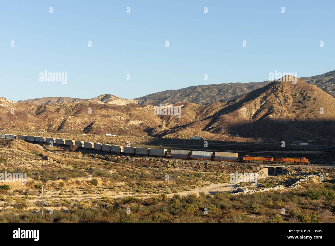 Il treno della ferrovia BNSF viaggia attraverso il passo Cajon. Foto Stock