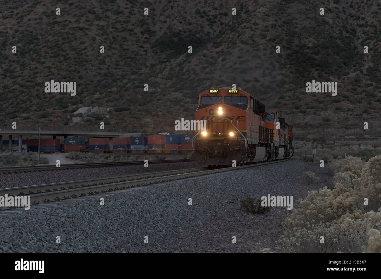 Il treno della BNSF Railway viaggiava attraverso il passo Cajon nel sud della California. Foto Stock