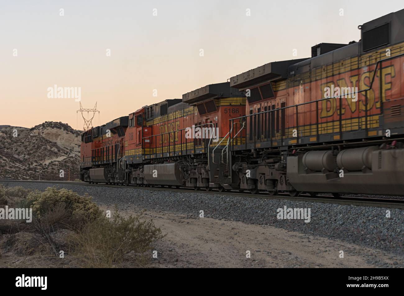 Locomotive della BNSF Railway che viaggiano attraverso il passo Cajon. Foto Stock