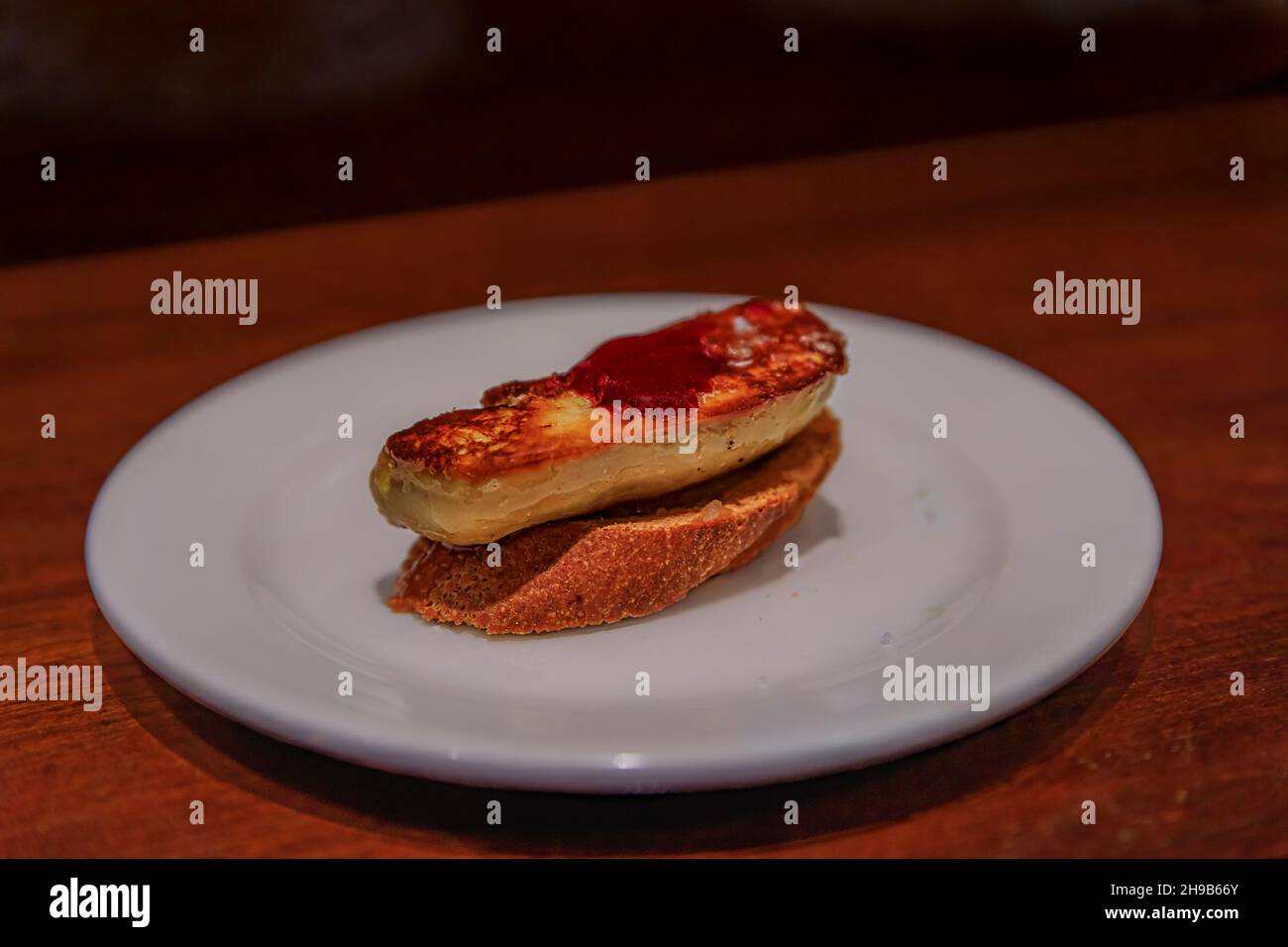 Tradizionale pintxos spagnolo di foie gras scottato con marmellata di ciliegi in un ristorante, San Sebastian Donostia, Paesi Baschi, Spagna Foto Stock