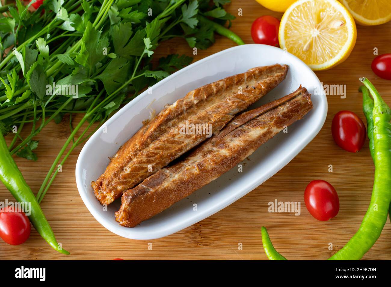 Sgombro di filetto su sfondo di legno. Piatti a base di pesce. Nome locale isli uskumru Foto Stock