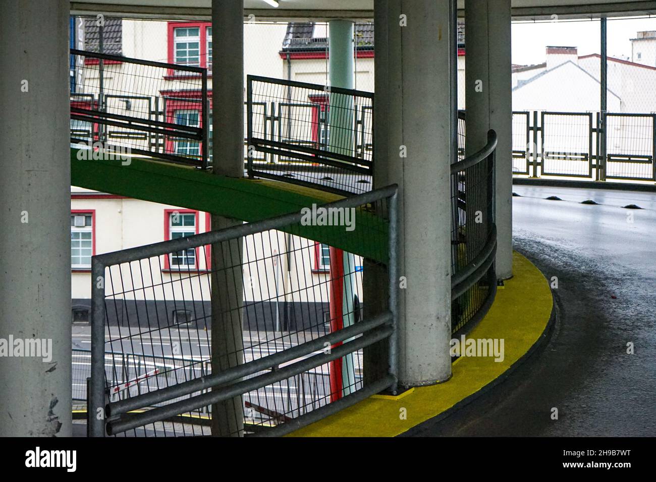 Vista interna di un vialetto in un garage. Foto Stock