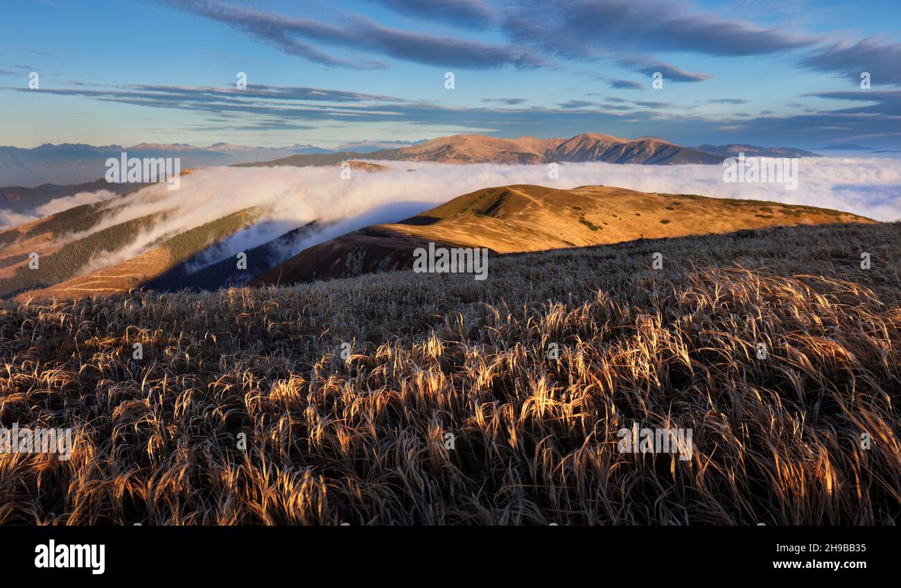 Bellissima alba. Nuvole sopra le montagne. Paesaggio autunnale Foto Stock