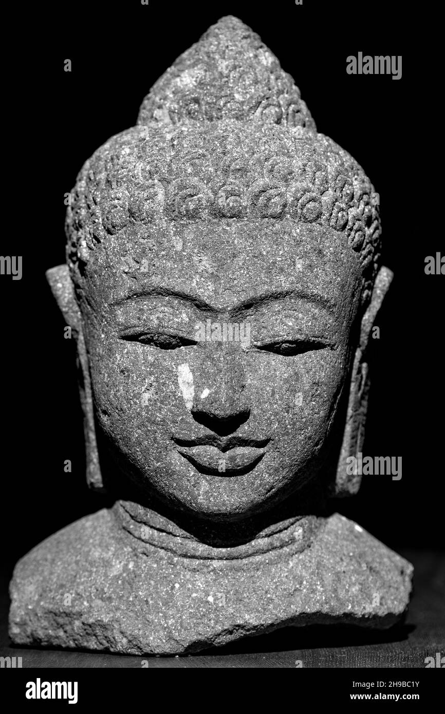 Busto di Buddha in pietra bianca e nera - Büste di Buddha aus Stein schwarz weiss Foto Stock