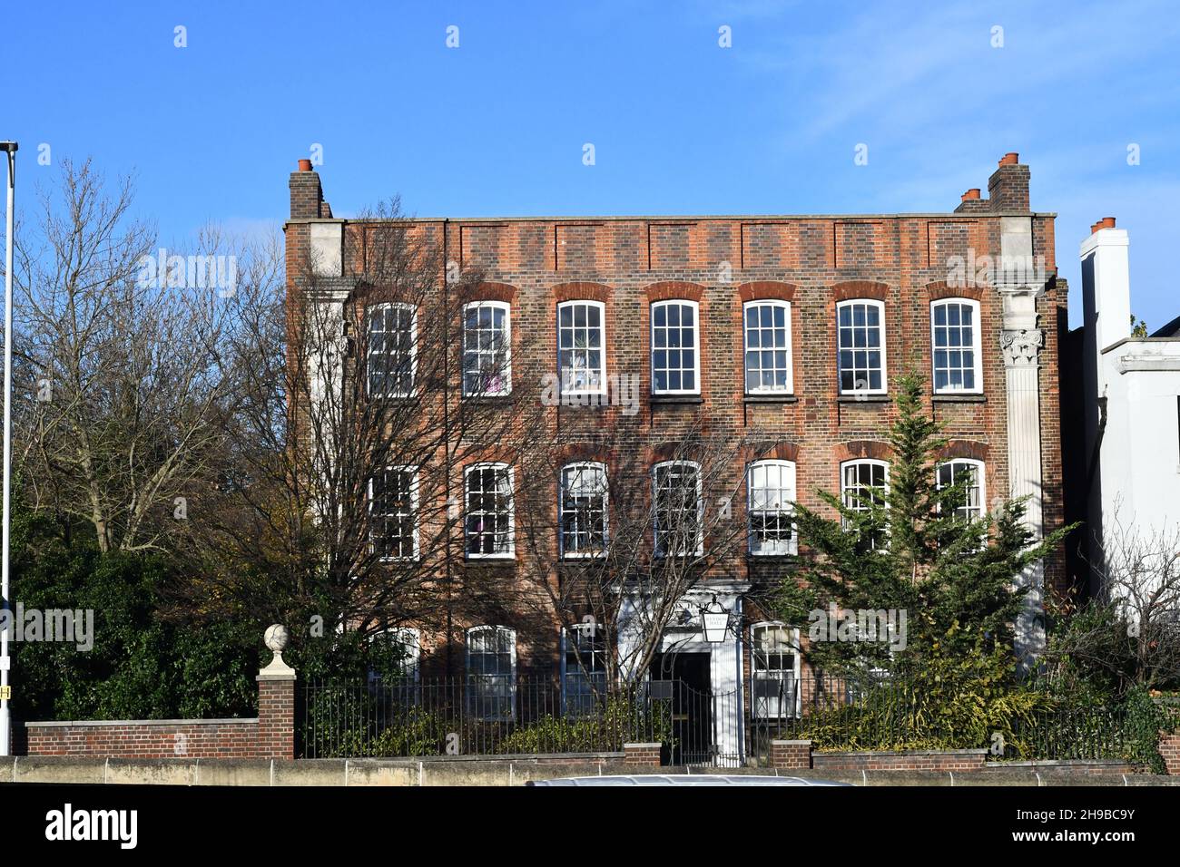 Edificio classificato di grado 2, Reydon Hall, mattoni marroni a tre piani con vestito rosso e finestre a telaio Foto Stock