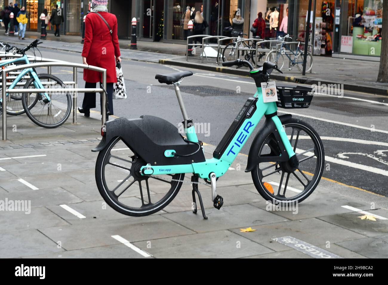 Una bicicletta elettrica Tier marina Aqua sul suo stand in attesa di essere affittato su una strada a Londra Foto Stock