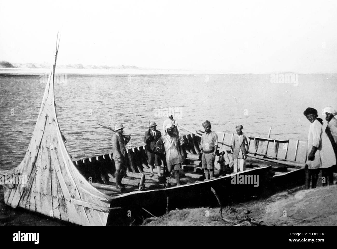Traghetto, fiume Jhelum, India, primi del 1900 Foto Stock