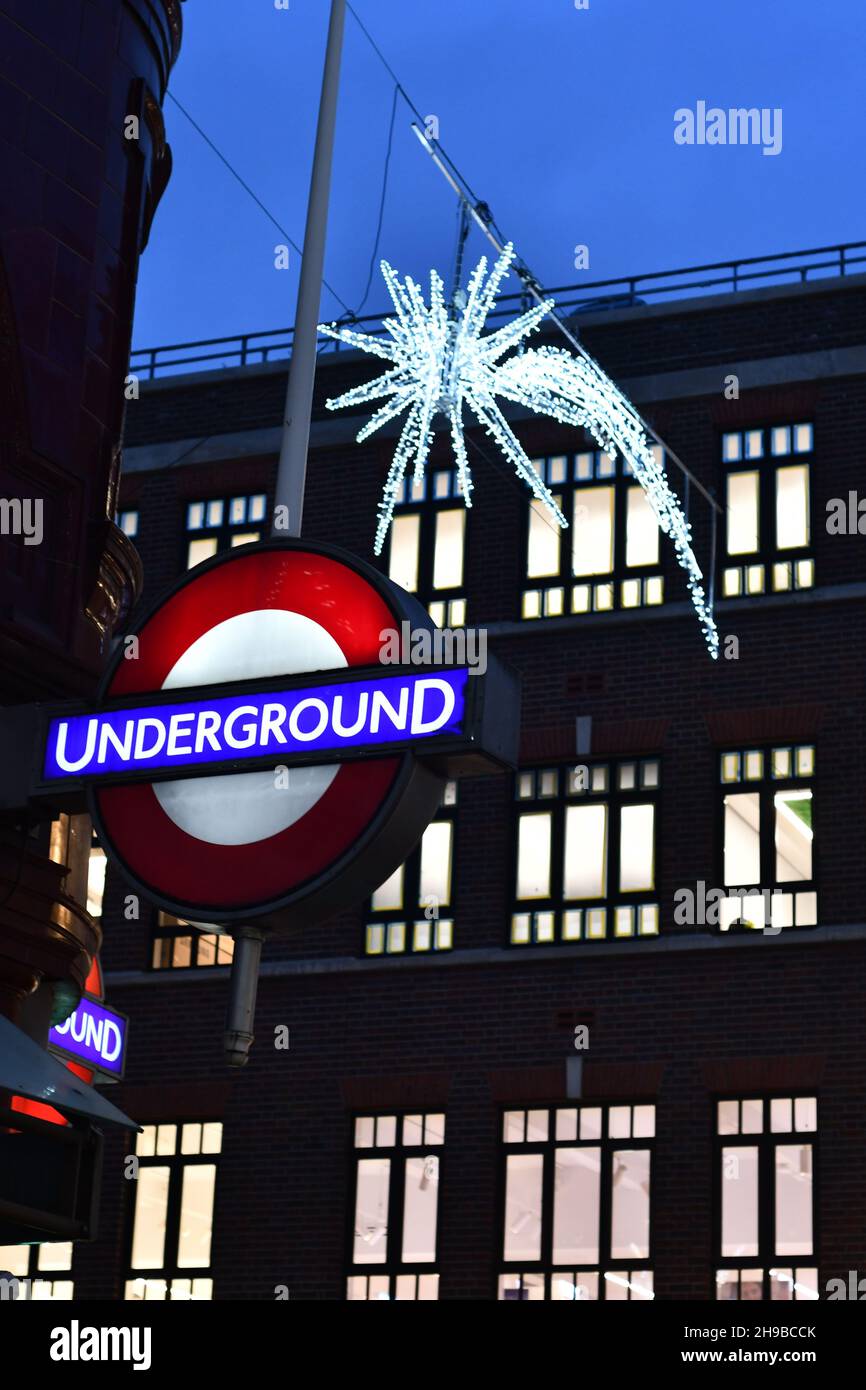 Covent Garden illuminato segno sotterraneo con una stella di tiro Christmas Light sullo sfondo Foto Stock
