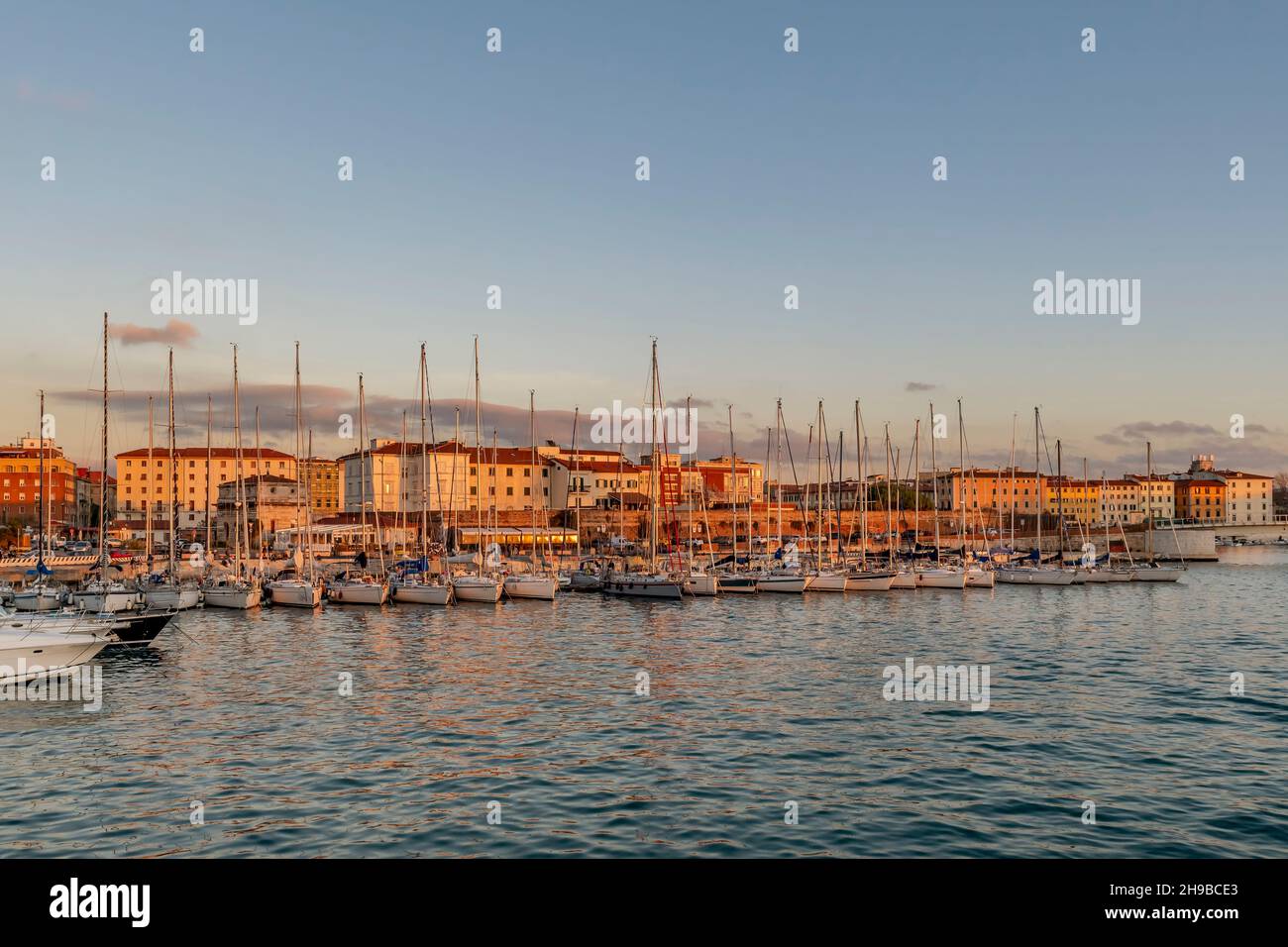 L'antico porto mediceo di Livorno, Italia, al tramonto Foto Stock